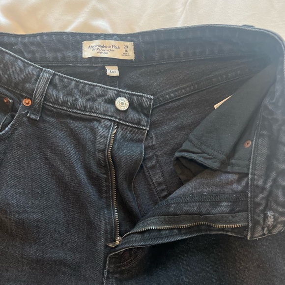 Abercrombie Curve Love high rise front slit jeans in black - Picture 7 of 8